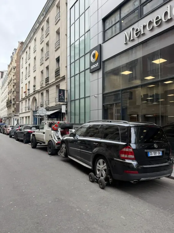 Intervention devant un concessionnaire premium à Paris